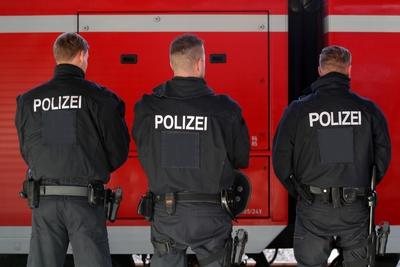 Bundespolizisten im Dienst Bundespolizisten sichern den Bahnbetrieb bei Gro?veranstaltungen jegliche-stock-foto