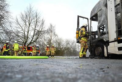 Brand eines  Autotransporters.-stock-photo