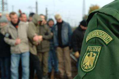 Polizei Nordrhein Westfalens und Bundesgrenzschutz bei einer gemeinsamen ?bung mit simulierter Demonstration in Essen-stock-foto