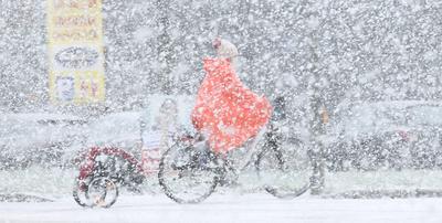 Wintereinbruch in Hamburg. Am Freitagvormittag gab es phasenweise heftigen Schneefall in der Hansestadt. Eine Frau passi-stock-foto