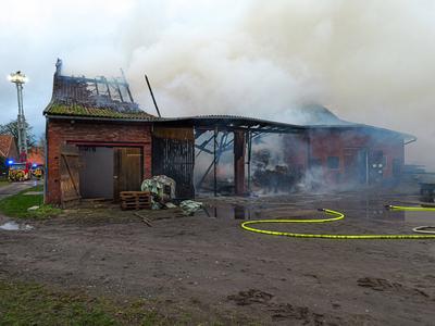 Scheune in Th?nse in Vollbrand Die Scheune in Th?nse ist bis auf die Grundmauern abgebrannt. *** Barn in Th?nse on fire-stock-foto
