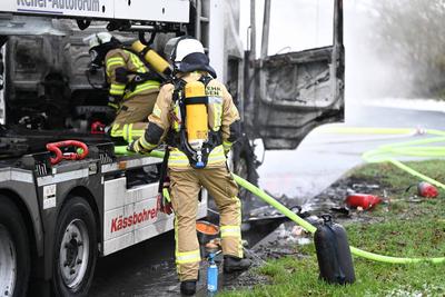 Brand eines  Autotransporters.-stock-photo