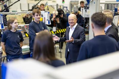 Bundeskanzler Scholz besucht Rolls-Royce-stock-foto