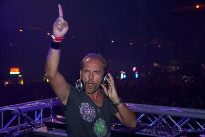 DJ Sven V?th w?hrend seines Sets beim Nature One-Festival f?r elektronische Musik auf der ehemaligen Raketenbasis Pydna-stock-photo