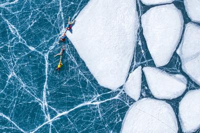 LHOKA, CHINA - JANUARY 04: Aerial view of the picturesque scenery of the frozen crystal blue Qiayangcuo Lake on January-stock-foto