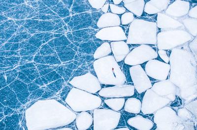 LHOKA, CHINA - JANUARY 04: Aerial view of the picturesque scenery of the frozen crystal blue Qiayangcuo Lake on January-stock-foto