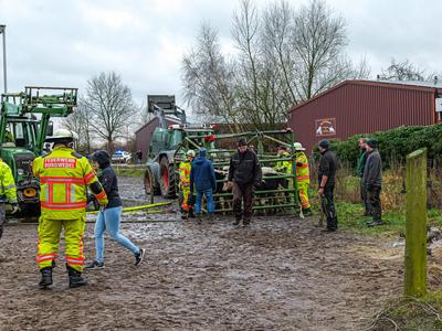 Scheune in Th?nse in Vollbrand Gro?brand einer Scheune in Ortsteil Burgwedel - Th?nse. Das Vieh wird mit vereinten Kr?ft-stock-foto