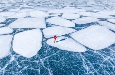 LHOKA, CHINA - JANUARY 04: Aerial view of the picturesque scenery of the frozen crystal blue Qiayangcuo Lake on January-stock-foto