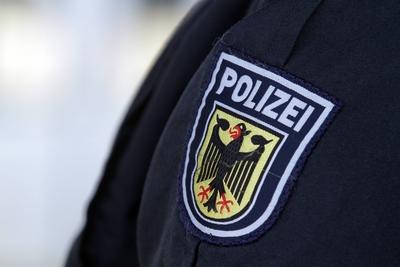 Das Logo Wappen der Bundespolizei Das Logo der Bundespolizei auf dem ?rmel der Uniformjacke-stock-foto