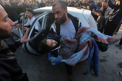 Wounded Palestinians are brought to al-Aqsa Hospital for medical treatment following the Israeli attack-stock-foto