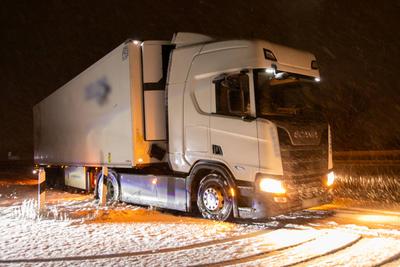 Wintereinbruch sorgt f?r Verkehrsbehinderungen und Unf?llen ? Bis zu 10 cm Neuschnee am Freitag-stock-foto