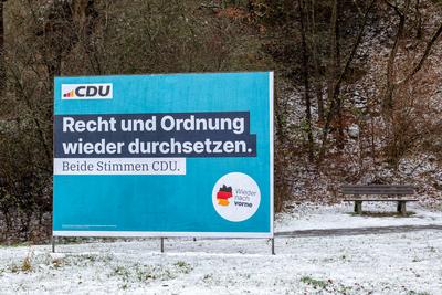 Winterwahlkampf: CDU-Plakat in verschneiter Landschaft-stock-photo