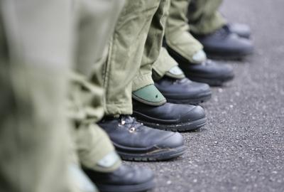 Polizisten im Kampfanug bei einer polizeilichen Uebung mit deutschen und niederlaendischen Poliziste-stock-foto