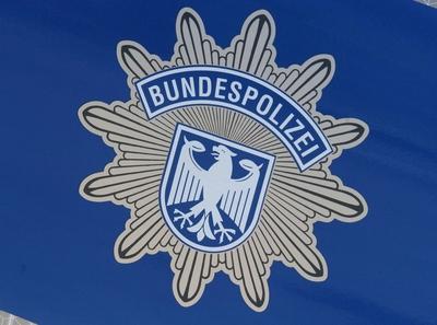 Wappen der Bundespolizei ehemals Bundesgrenzschutz auf einem Streifenwagen in Blau am Freitag 23-stock-foto