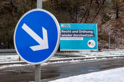 CDU-Wahlplakat mit Stra?enschild im Vordergrund ? Winterwahlkampf 2025-stock-photo