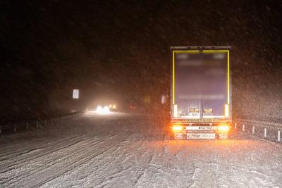 Wintereinbruch sorgt f?r Verkehrsbehinderungen und Unf?llen ? Bis zu 10 cm Neuschnee am Freitag-stock-foto