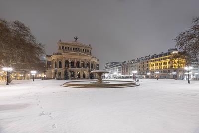 Die verschneite Alte Oper in Frankfurt am Main-stock-photo