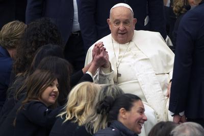 ITALY - REL -  POPE FRANCIS DURING A MEETING WITH THE CATHOLIC UNION OF TEACHERS, MANAGERS, EDUCATORS,TRAINERS (UCIIM)-THE ITALIAN ASSOCIATION OF CATHOLIC TEACHERS (AGESC), AT PAUL VI HALL IN THE VATICAN - 2025/01/4-stock-foto