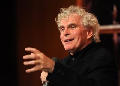 BEIJING, CHINA - NOVEMBER 09: (CHINA OUT) English conductor Simon Rattle of the Berlin Philharmonic Orchestra speaks du-stock-foto