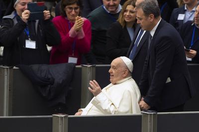 ITALY - REL -  POPE FRANCIS DURING A MEETING WITH THE CATHOLIC UNION OF TEACHERS, MANAGERS, EDUCATORS,TRAINERS (UCIIM)-THE ITALIAN ASSOCIATION OF CATHOLIC TEACHERS (AGESC), AT PAUL VI HALL IN THE VATICAN - 2025/01/4-stock-foto