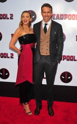 Entertainment Bilder des Tages Bronx NY May 14 Blake Lively Ryan Reynolds attends the Deadpool-stock-foto