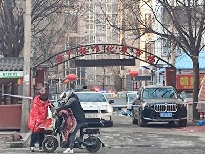 ZHANGJIAKOU, CHINA - JANUARY 05: Police cars are parked at the site of a fire broke out at a marketplace on January 5, 2-stock-foto