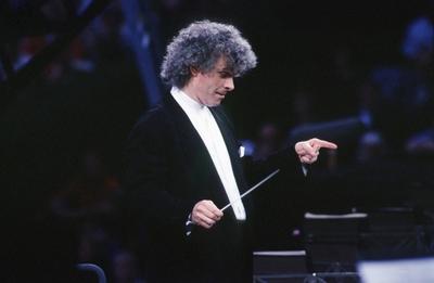 20/ Konzert 95: Simon Rattle dirigiert das Berliner Philharmonische Orchester in der Waldb?hne , Dirigent, dir, Klassik,-stock-foto