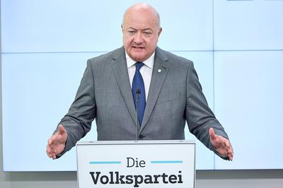  Wien 10.07.2023 - Heute am Vormittag gab der ÖVP Generealsekretär Christian Stocker in der Parteizentrale in der Licht-stock-foto