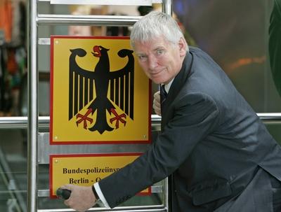 Bundesinnenminister OTTO SCHILY SPD Am Service Point der DB AG in der Haupthalle des Ostbahnhofs-stock-foto