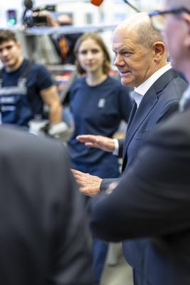Bundeskanzler Scholz besucht Rolls-Royce-stock-foto