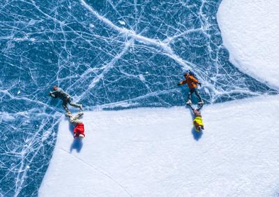 LHOKA, CHINA - JANUARY 04: Aerial view of the picturesque scenery of the frozen crystal blue Qiayangcuo Lake on January-stock-foto