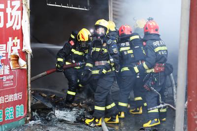 ZHANGJIAKOU, CHINA - JANUARY 04: Firefighters work at the site of a fire broke out at a marketplace on January 4, 2025 i-stock-foto