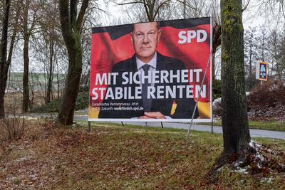 SPD-Wahlplakat mit Olaf Scholz: Sichere Renten im Fokus-stock-foto