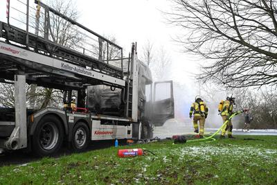 Brand eines  Autotransporters.-stock-photo