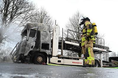 Brand eines  Autotransporters.-stock-photo