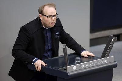 Helge Lindh in der 100. Sitzung des Deutschen Bundestages im Reichstagsgebäude. Berlin, 27.04.2023 *** Helge Lindh in th-stock-foto