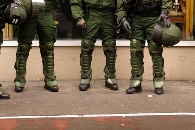Polizeibeamte mit schwerem Beinschutz und Helmen - Sicherheitsma?nahmen anl?sslich des Staatsbesuches des US Pr?sidenten-stock-foto