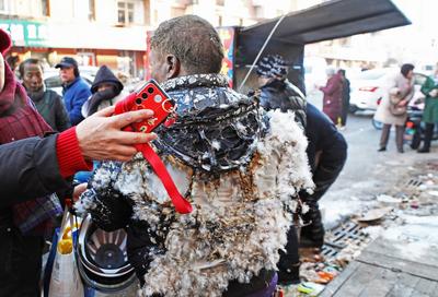 ZHANGJIAKOU, CHINA - JANUARY 04: A resident escapes from a fire broke out at a marketplace on January 4, 2025 in Zhangji-stock-foto