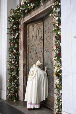 ITALY -  CARDINAL JAMES MICHAEL HARVEY OPENS THE HOLY DOOR OF THE BAILICA OF SAINT PAUL OUTSIDE THE WALLS , FOR THE JUBILEE, IN ROME  - 2025/1/5-stock-photo