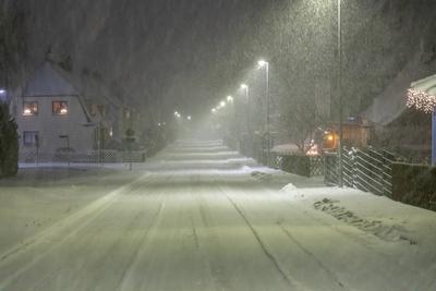 Wintereinbruch sorgt f?r Verkehrsbehinderungen und Unf?llen ? Bis zu 10 cm Neuschnee am Freitag-stock-foto