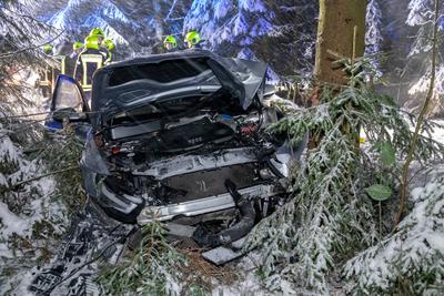 Wintereinbruch sorgt f?r Verkehrsbehinderungen und Unf?llen ? Bis zu 10 cm Neuschnee am Freitag-stock-foto