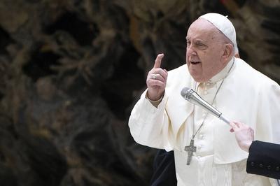 ITALY - REL -  POPE FRANCIS DURING A MEETING WITH THE CATHOLIC UNION OF TEACHERS, MANAGERS, EDUCATORS,TRAINERS (UCIIM)-THE ITALIAN ASSOCIATION OF CATHOLIC TEACHERS (AGESC), AT PAUL VI HALL IN THE VATICAN - 2025/01/4-stock-foto