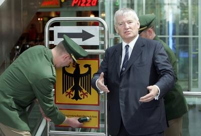 Bundesinnenminister OTTO SCHILY SPD Am Service Point der DB AG in der Haupthalle des Ostbahnhofs-stock-foto
