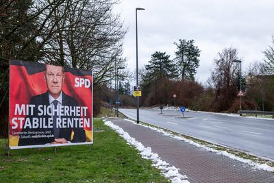 SPD-Wahlplakat mit Olaf Scholz: Sichere Renten im Fokus-stock-foto