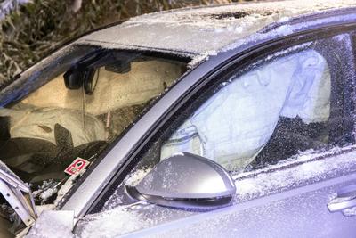 Wintereinbruch sorgt f?r Verkehrsbehinderungen und Unf?llen ? Bis zu 10 cm Neuschnee am Freitag-stock-foto