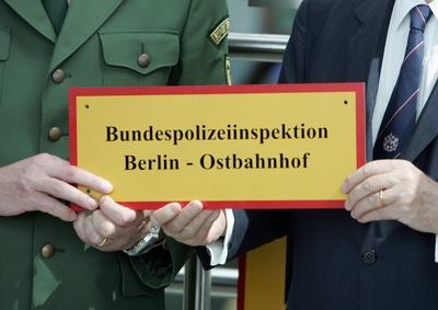 Bundesinnenminister OTTO SCHILY SPD am Service Point der DB AG in der Haupthalle des Ostbahnhofs-stock-foto