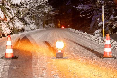 Wintereinbruch sorgt f?r Verkehrsbehinderungen und Unf?llen ? Bis zu 10 cm Neuschnee am Freitag-stock-foto