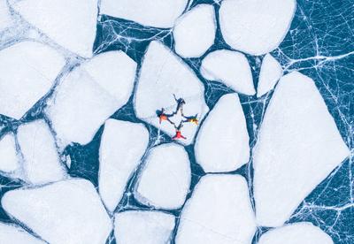 LHOKA, CHINA - JANUARY 04: Aerial view of the picturesque scenery of the frozen crystal blue Qiayangcuo Lake on January-stock-foto