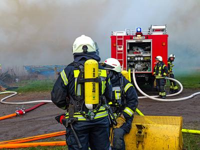 Scheune in Th?nse in Vollbrand Gro?brand einer Scheune in Ortsteil Burgwedel - Th?nse. Feuerwehr mit einer Vielzahl an O-stock-photo