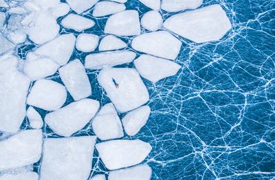 LHOKA, CHINA - JANUARY 04: Aerial view of the picturesque scenery of the frozen crystal blue Qiayangcuo Lake on January-stock-foto